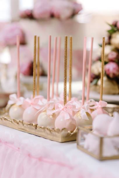 barra de chocolate de casamento - um monte de doces diferentes e bolo rosa aparece em uma bandeja de ouro - cake yellow sweet food banquet - fotografias e filmes do acervo