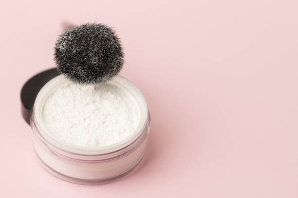 polvo blanco suelto para la cara con cepillo negro. cosmética profesional. - powder make up fotografías e imágenes de stock