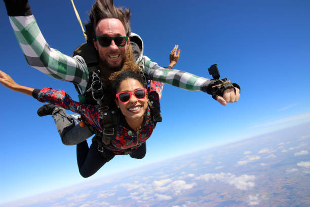 salto en paracaídas en tándem. hermosa mujer brasileña. - caída libre paracaidismo fotografías e imágenes de stock