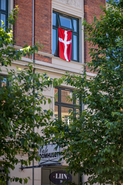 dänische flagge in einem fenster - denmark house flag danish flag stock-fotos und bilder