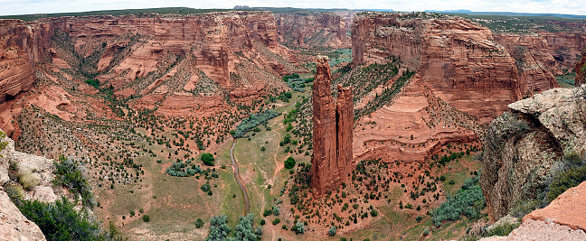 Spider Rock, is a sandstone spire that rises 230 meters from the canyon base of the Canyon of Chelly National Monument and is located in northeastern Arizona within the Navajo Indian Reservation. It is one of the landscapes of North America that have been inhabited uninterruptedly for the longest time. It preserves remains of the first indigenous tribes that lived in the area, the Anasazi.