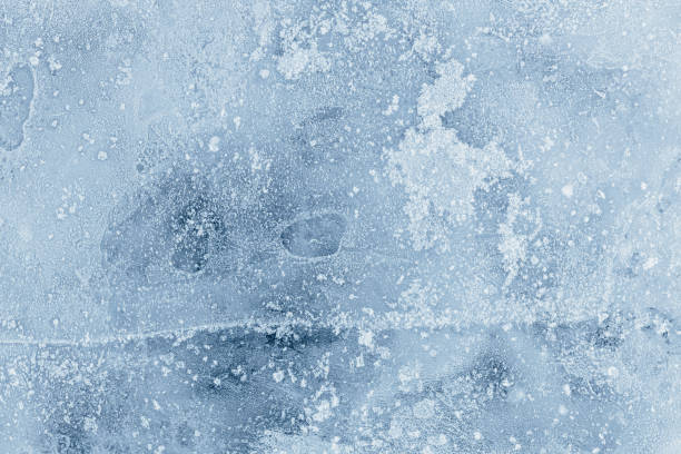 sfondo di tono blu cristallo texture di ghiaccio. la superficie gelida fredda strutturata del ghiaccio. - frost ice crystal winter macro foto e immagini stock