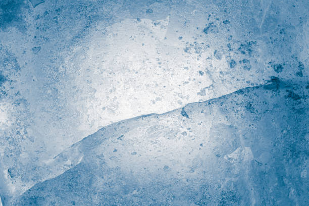 eis textur kristallblau ton hintergrund. die strukturierte kalte frostige oberfläche des eises. - ice crystal winter nature ice stock-fotos und bilder