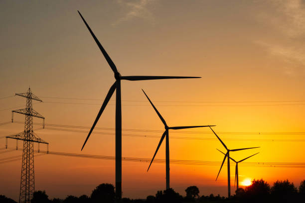 sillouette of a row of windmills at dusk - kyoto accord fotos imagens e fotografias de stock