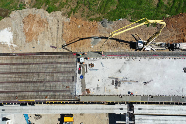 vista aérea de la construcción de una carretera - bridge incomplete construction building activity fotografías e imágenes de stock