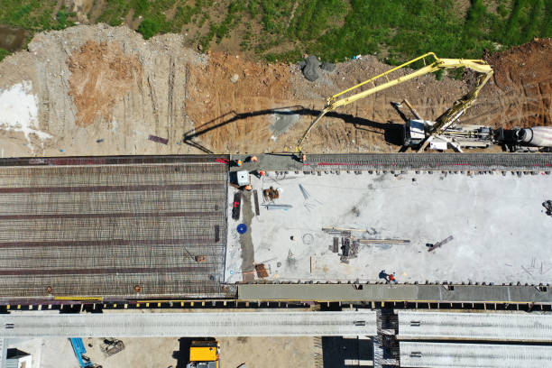 veduta aerea della costruzione di un'autostrada - bridge incomplete construction building activity foto e immagini stock