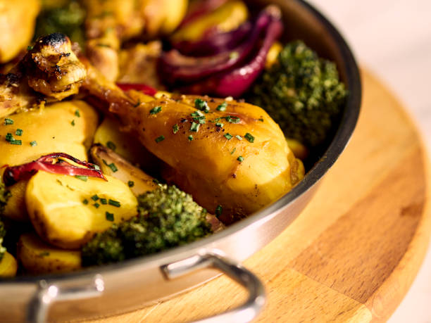 Baked chicken drumsticks in metal plate. Baked chicken drumsticks in metal plate. yapraklı sebze stock pictures, royalty-free photos & images