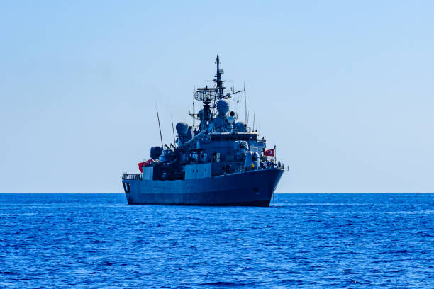 patrouilleur turc en service dans une mer méditerranée - fregatte photos et images de collection