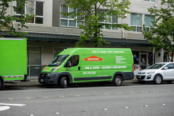 vista stradale di un furgone servpro parcheggiato sul lato della strada nel centro di bellevue. - restaurazione foto e immagini stock