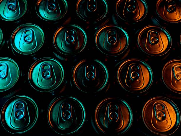 imagen abstracta de las tapas de latas de cerveza de aluminio pintadas a la luz - lata de refresco fotografías e imágenes de stock