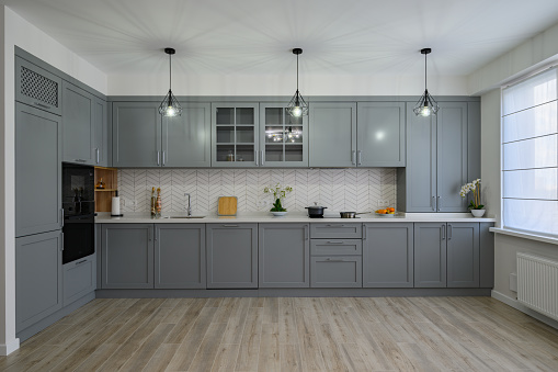 Muebles de cocina modernos grises y blancos de moda, vista frontal photo