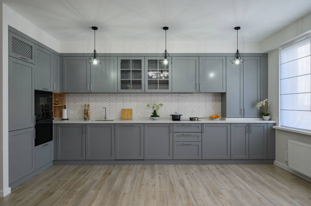 muebles de cocina modernos grises y blancos de moda, vista frontal - escaparate fotografías e imágenes de stock