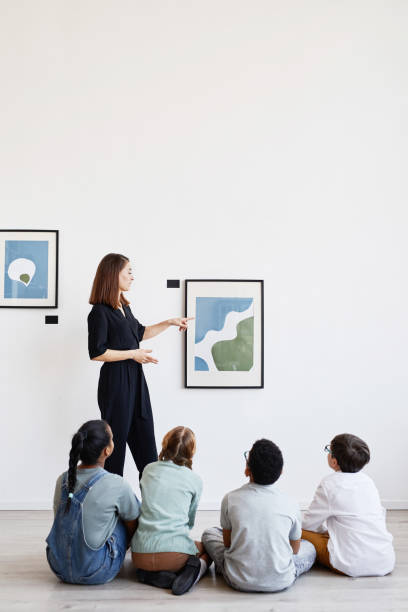 istock Art Lesson in Museum 1324782160