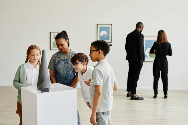 schoolkids visiting modern art gallery - museum child art museum art imagens e fotografias de stock