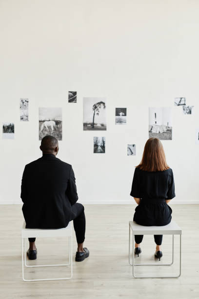 minimal couple in art gallery - museum child art museum art imagens e fotografias de stock