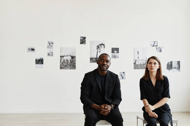 istock Graphic Couple in Art Gallery 1324782176