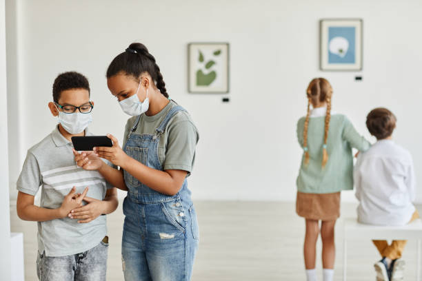 children wearing masks in art gallery - group of people art museum clothing lifestyles imagens e fotografias de stock