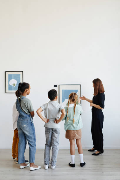 kids looking at paintings in gallery - museum child art museum art imagens e fotografias de stock