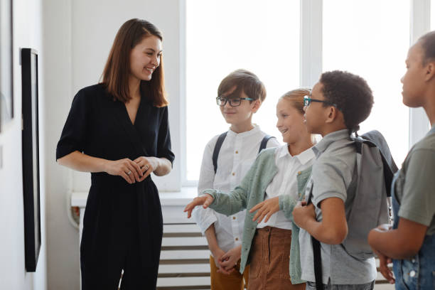istock Children Looking at Paintings in Gallery 1324782238