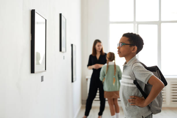 boy looking at painting side view - museum child art museum art imagens e fotografias de stock