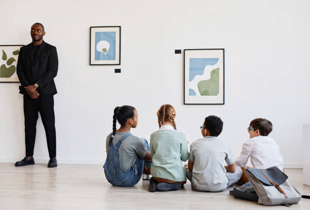 istock Kids Looking at Painting 1324782270
