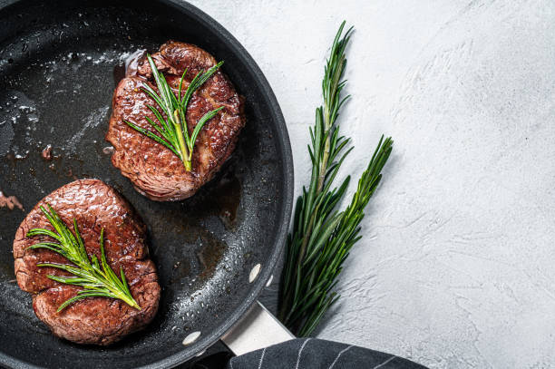 grilled fillet mignon tenderloin meat beef steaks in pan. white background. top view. copy space - 免翁牛柳 個照片及圖片檔