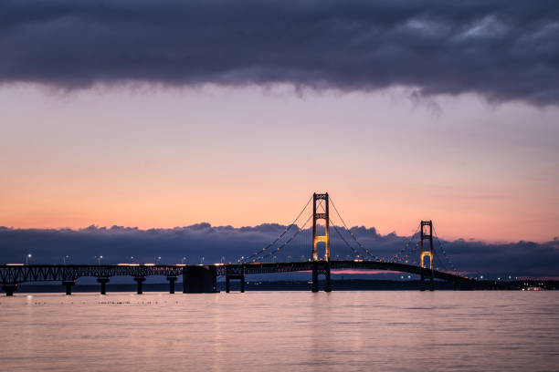 ponte mackinac al tramonto - straits of mackinac foto e immagini stock