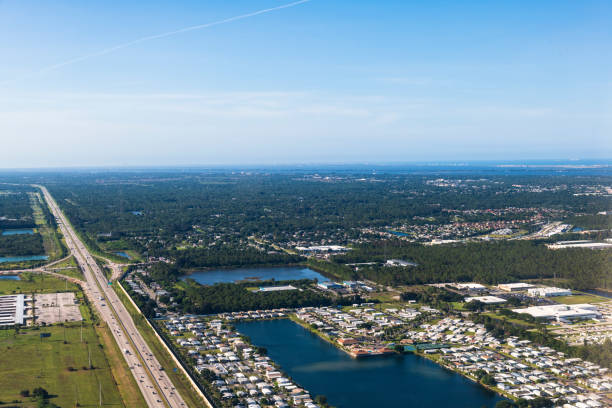 vue aérienne de l’interstate 95 à melbourne, floride - brevard county photos et images de collection