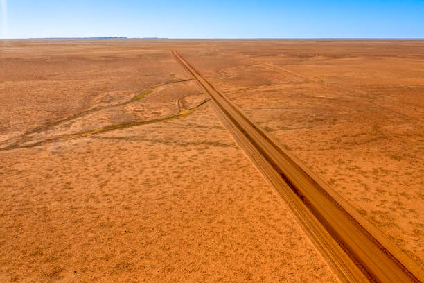 vue aérienne de la région désertique du centre rouge, route droite, australie-méridionale - emu australia northern territory outback photos et images de collection