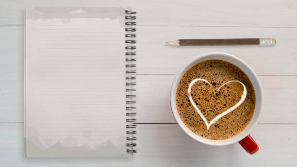 하트 사인 커피가 있는 빈 노트의 최고 보기 - pencil colors heart shape paper 뉴스 사진 이미지