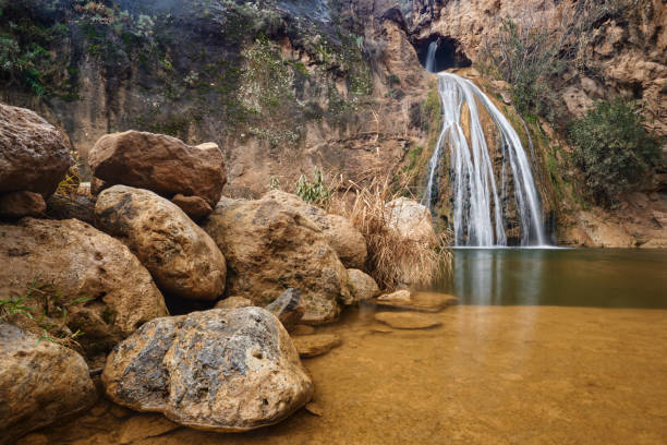 wasserfall und grüner see in loja, andalusien. granada, spanien - jabot stock-fotos und bilder