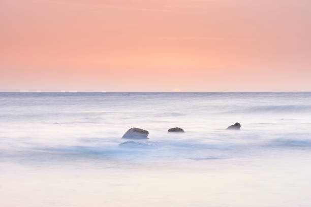 coucher de soleil sur la côte de cadix dans l’océan atlantique. espagne - water wave sea tranquil scene photos et images de collection