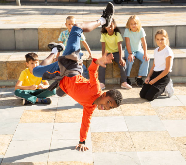 mulatto b-boy durchführung stunts auf der stadtstraße - breakdancing stock-fotos und bilder