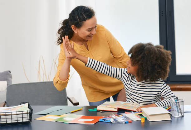 enfants autistes. soins de santé mentale de l’enfant avec un psychologue pour enfants à l’aide d’une séance de psychothérapie - child therapy photos et images de collection