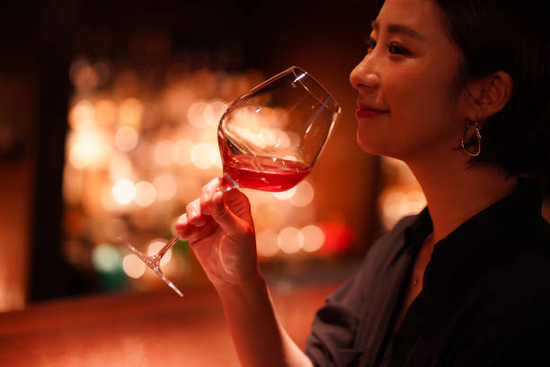 バーで飲む女性 - ワイン ストックフォトと画像