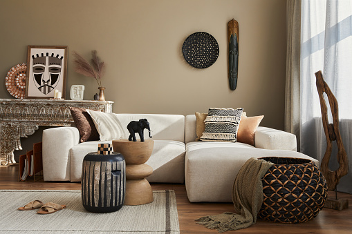 Elegante interior de sala de estar étnica con sofá modular de diseño. photo