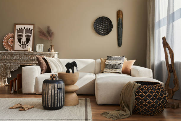 стильный интерьер этнической гостиной с дизайном модульного дивана. - decor indoors pillow bedroom стоковые фото и изображения