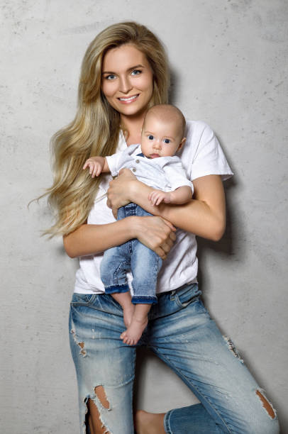 piękna młoda matka ze swoim uroczym chłopcem - affectionate baby beauty blond hair zdjęcia i obrazy z banku zdjęć