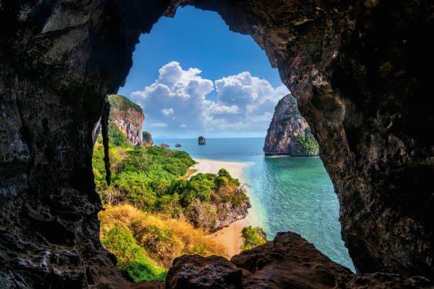 aussichtspunkt bei bat cave in railay, krabi, thailand. - ao nang stock-fotos und bilder