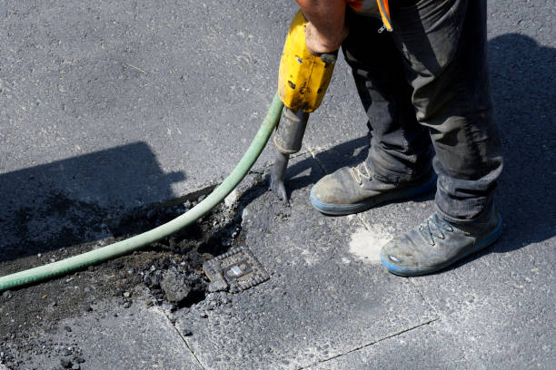 lavori stradali su un gasdotto - jackhammer road construction construction worker road foto e immagini stock