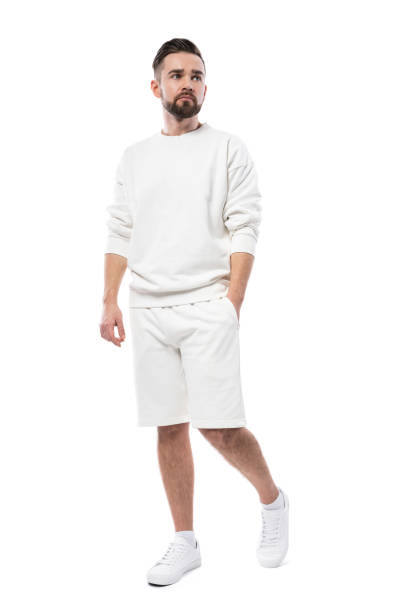 homme portant un sweat-shirt blanc vierge et un short sur fond blanc - short phrase photos et images de collection