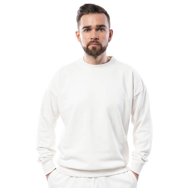 bel homme portant un sweat-shirt blanc vierge sur fond blanc - short phrase photos et images de collection