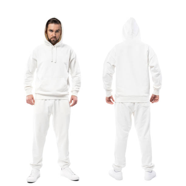 bel homme portant un sweat à capuche blanc vierge et un pantalon sur fond blanc - short phrase photos et images de collection