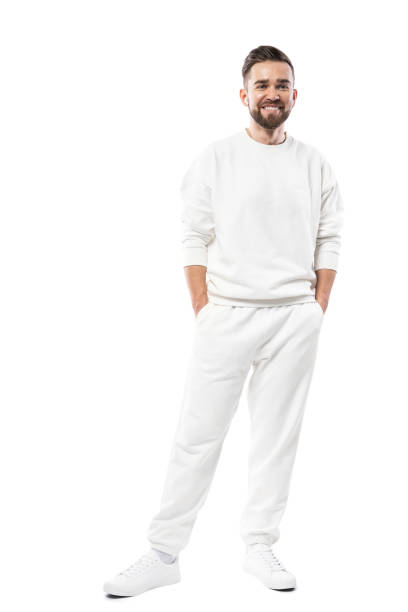 bel homme portant des vêtements blancs vierges sur fond blanc - short phrase photos et images de collection