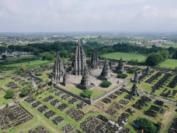 vista aerea del bellissimo complesso del tempio prambanan del paesaggio a yogyakarta, indonesia - prambanan temple foto e immagini stock