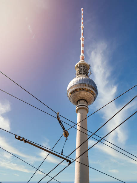 tour de télévision de berlin à angle bas avec le câble en avant-garde pendant l’été avec sunflare, allemagne - television aerial flash photos et images de collection