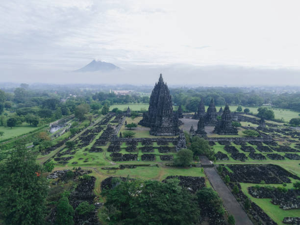 vista aerea del bellissimo complesso del tempio prambanan del paesaggio a yogyakarta, indonesia - prambanan temple foto e immagini stock