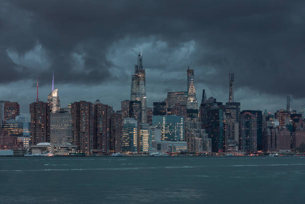 nyc stadtbild mit stürmischem bewölktem blauen himmel im hintergrund - lower manhattan skyline new york city city stock-fotos und bilder