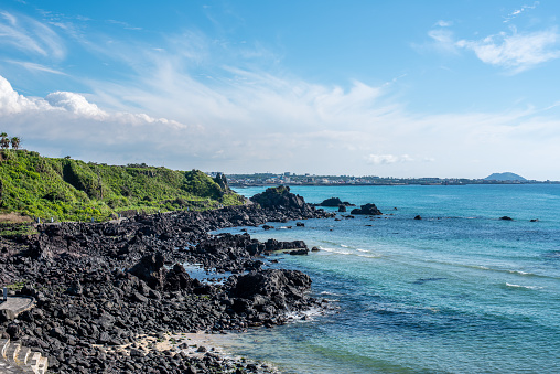 The beautiful emerald-colored sea of ​​Jeju Island is a popular tourist destination for Koreans.