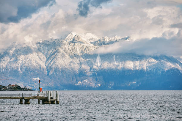 зимний пейзаж женевского озера или лак леман, швейцария - geneva canton стоковые фото и изображения